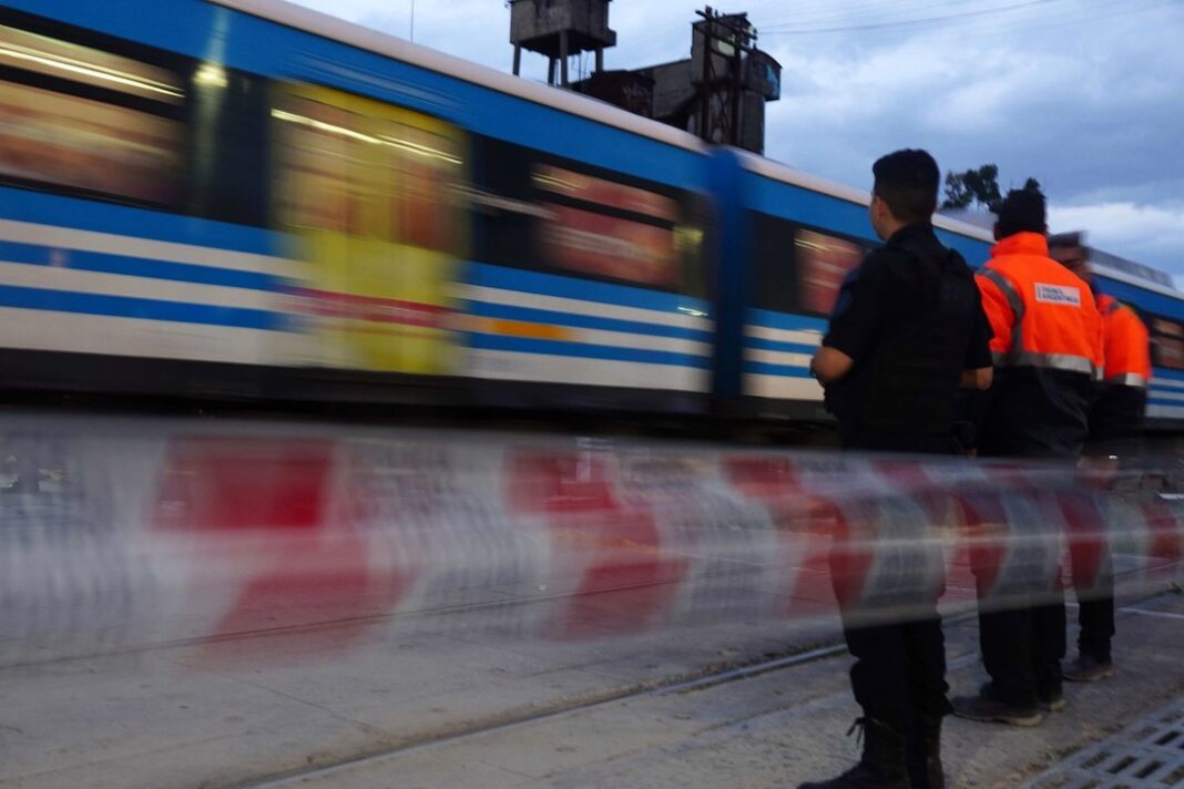 Formación del tren Sarmiento detenida en la estación Flores tras el accidente