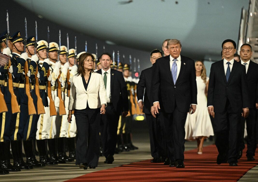 Donald Trump camina junto al vicepresidente de China, Han Zheng, en el Aeropuerto de Pekín