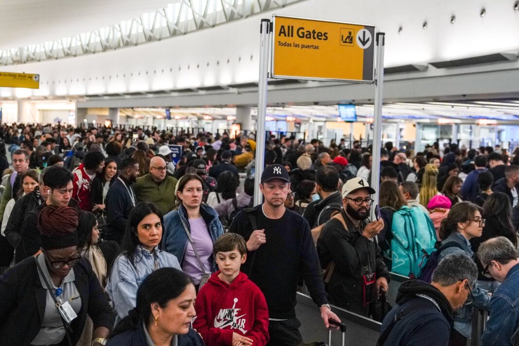 Pasajero mostrando identificación Real ID en aeropuerto de Estados Unidos