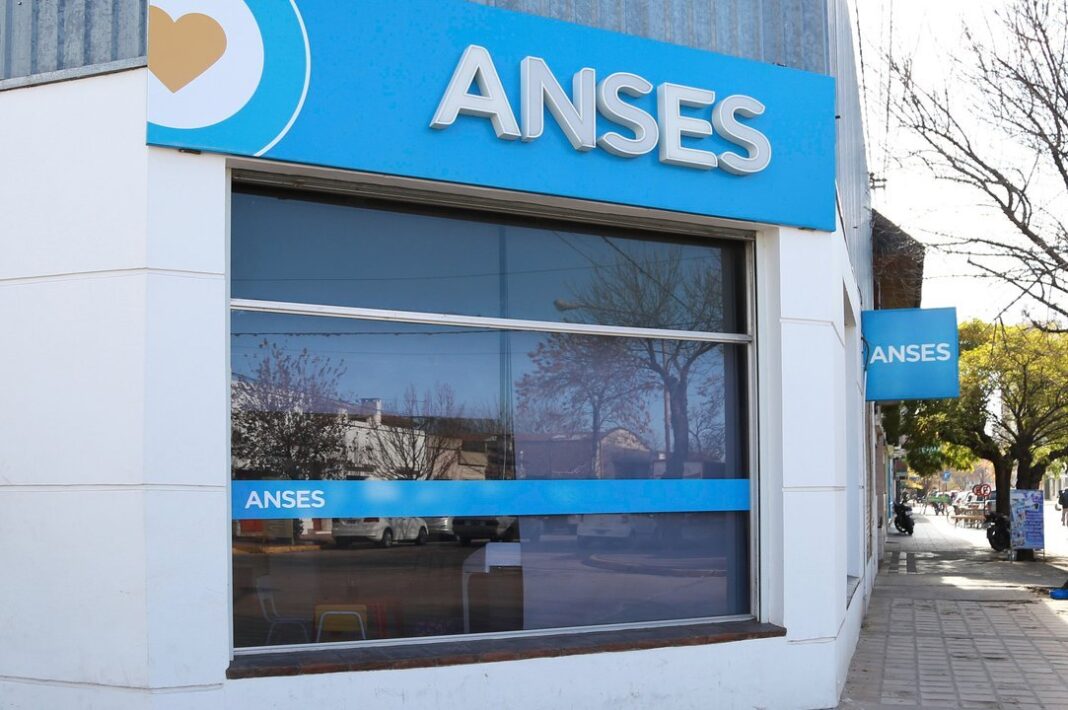Logo de ANSES en un edificio gubernamental