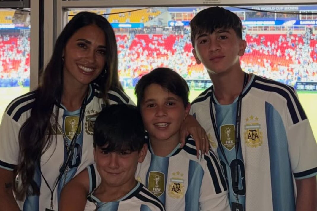 Antonela Roccuzzo y sus hijos con camisetas de la selección argentina en el Estadio Kansas City