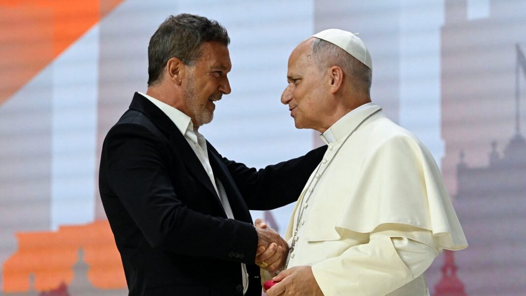 Antonio Banderas habla ante el papa León XIV en el Movistar Arena de Madrid