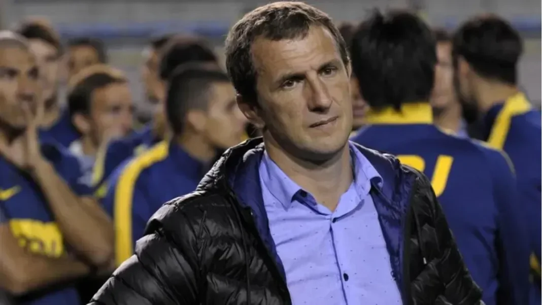 Rodolfo Arruabarrena en conferencia de prensa con la camiseta de Boca Juniors