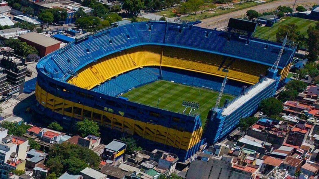 Vista del campo de juego de la Bombonera durante las obras de mantenimiento