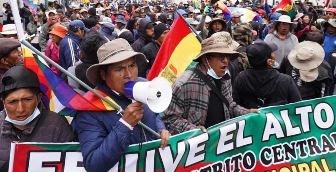 Multitud reunida en el Cabildo abierto en El Alto, Bolivia