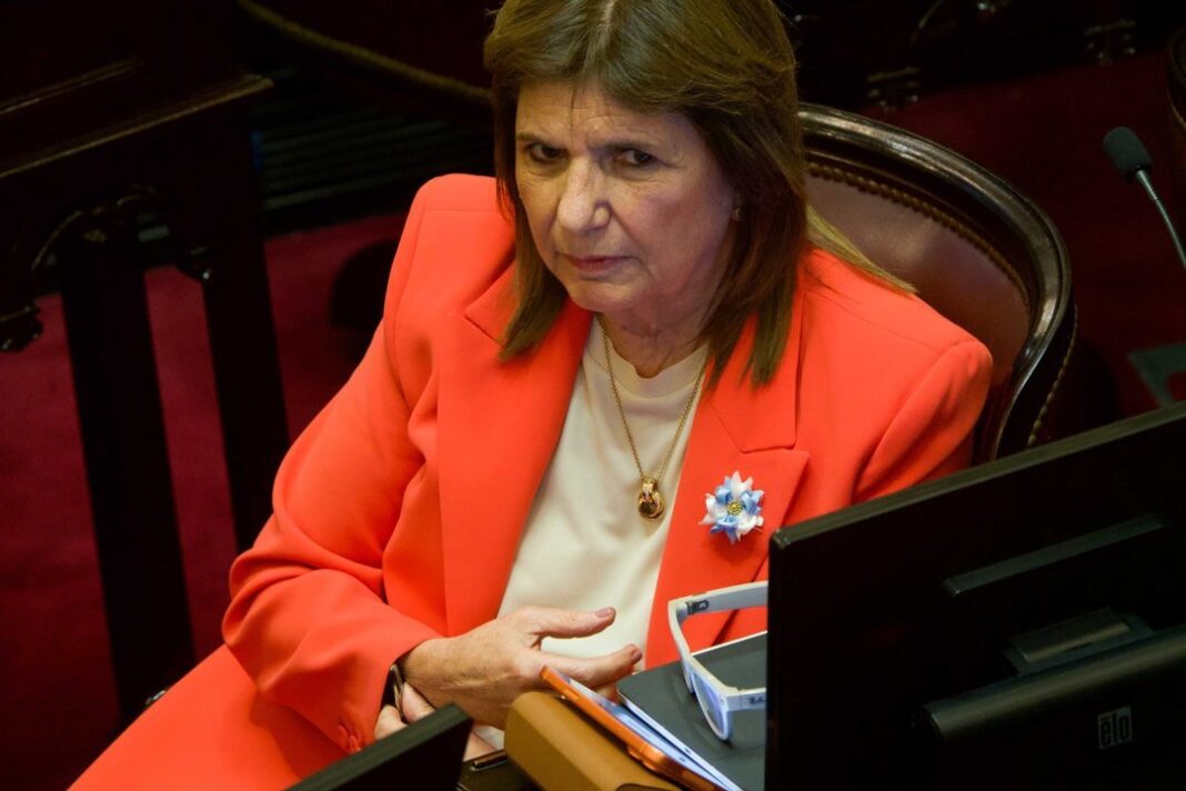 Patricia Bullrich de espaldas frente a un laberinto con carteles de Presidencia, Vicepresidencia y Jefatura de Gobierno
