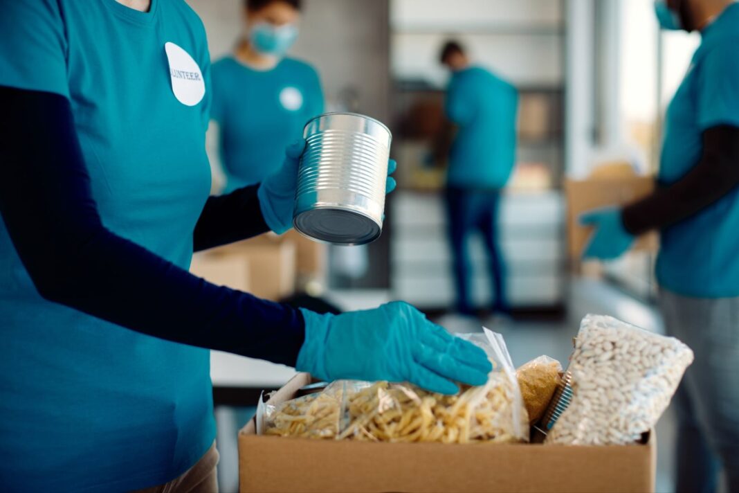 Personas recogiendo bolsas de comida en una distribución comunitaria en California