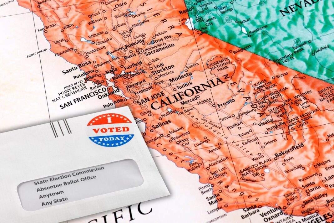 Urna electoral con bandera de California de fondo