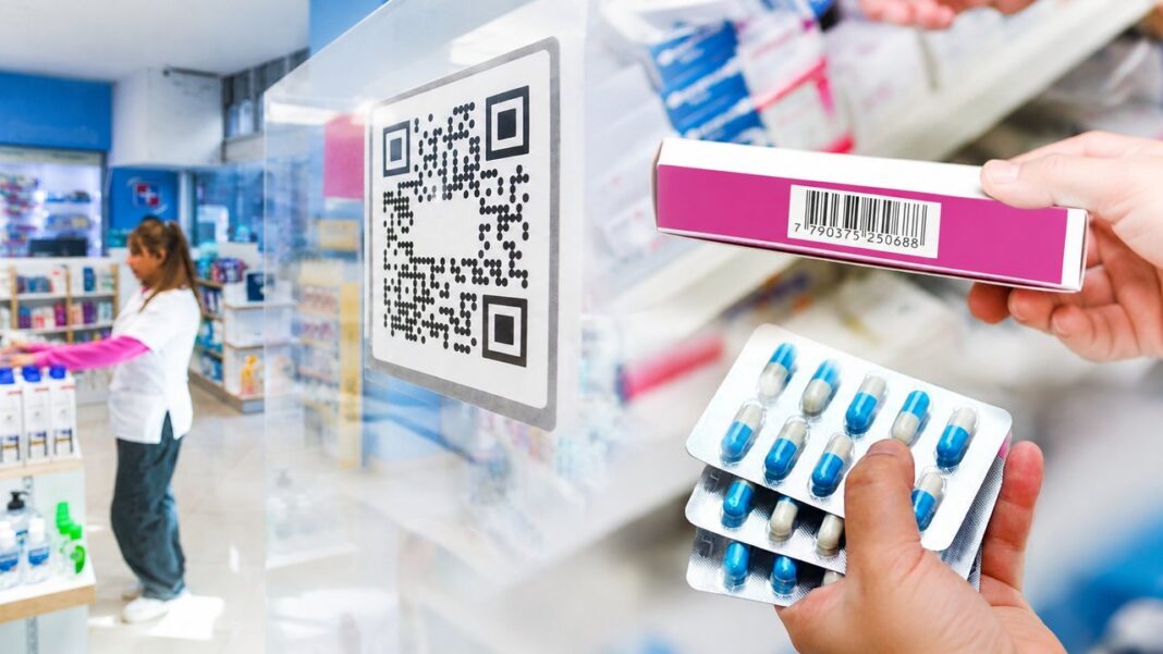 Farmacia con medicamentos y sistema digital
