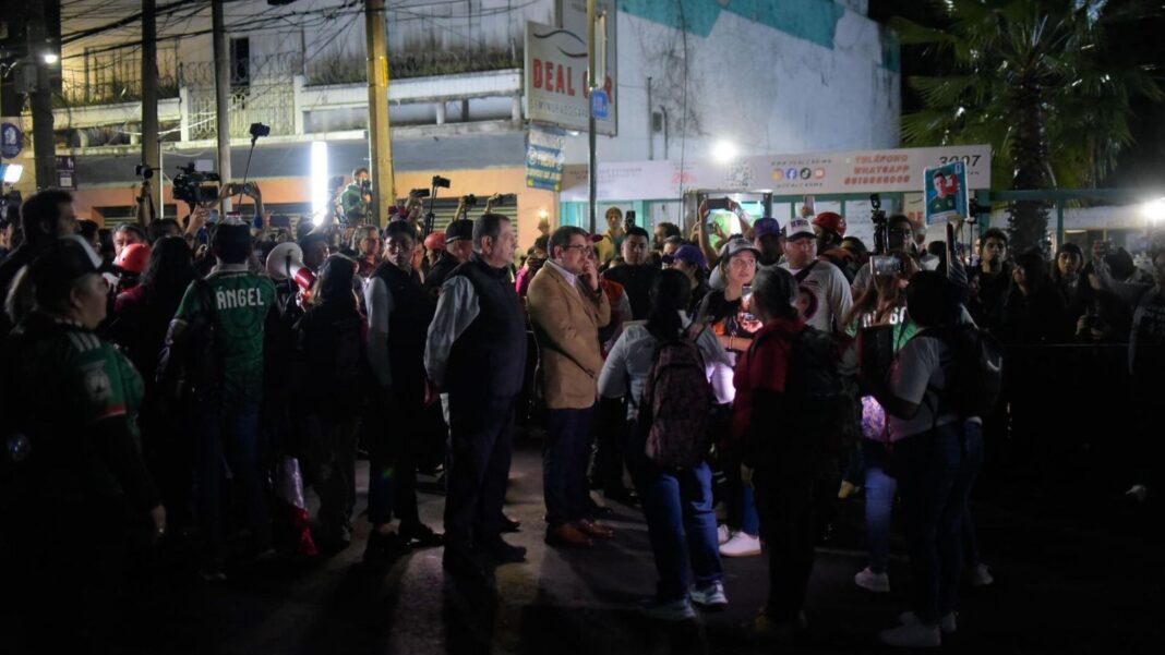 Madres buscadoras con pancartas y veladoras bloqueando la calzada de Tlalpan