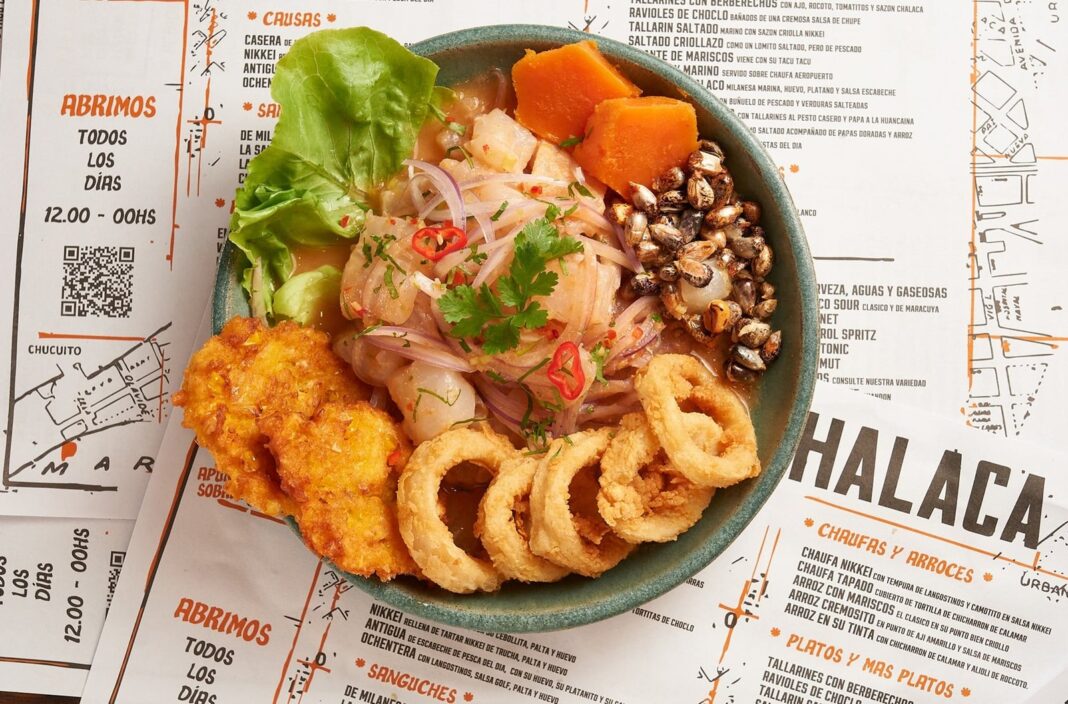 Ceviche peruano con pescado, cebolla morada, cilantro y limón