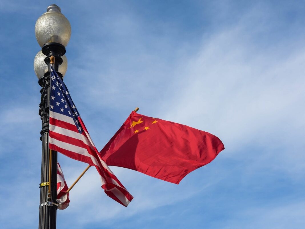 Bandera de China y bandera de Estados Unidos