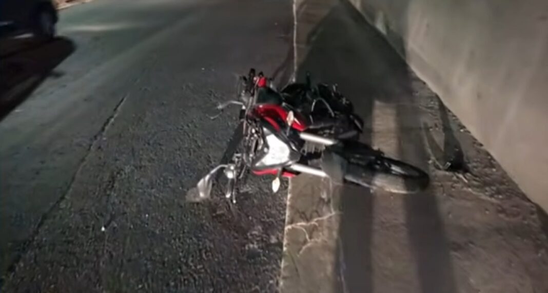 Vista del operativo de SAME en el lugar del choque entre un camión y una moto en Av Dellepiane