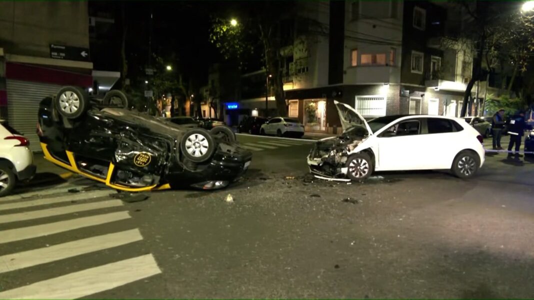 Taxi volcado en la intersección de Formosa y San José de Calasanz en Caballito