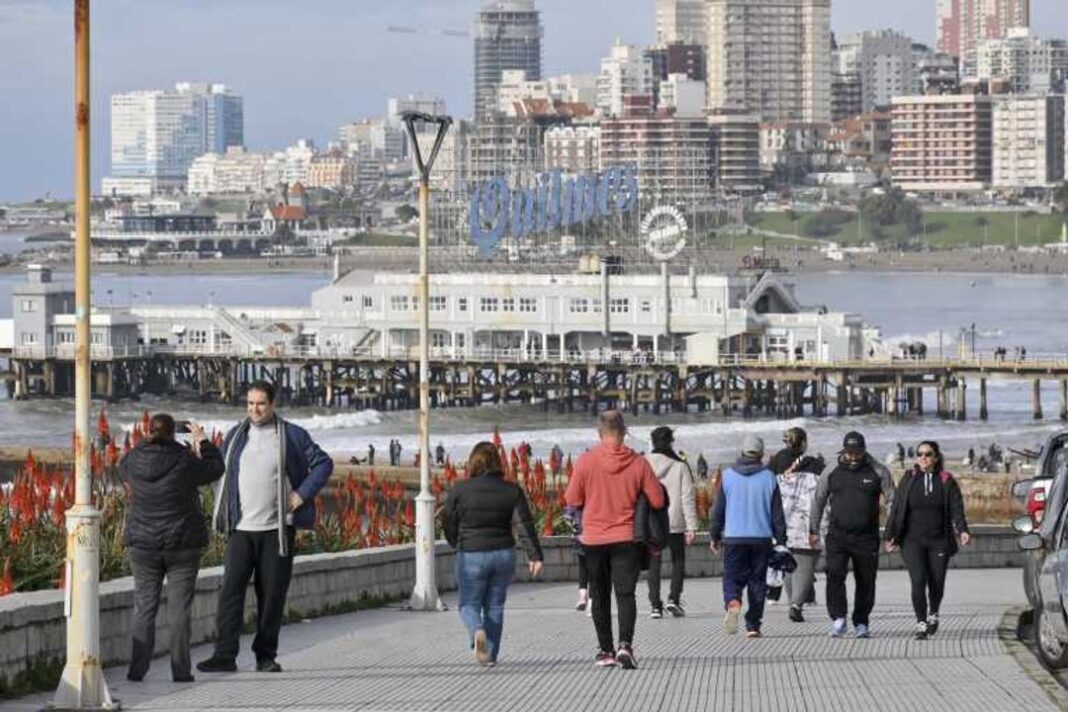Vista de la costa de Mar del Plata con cielo despejado