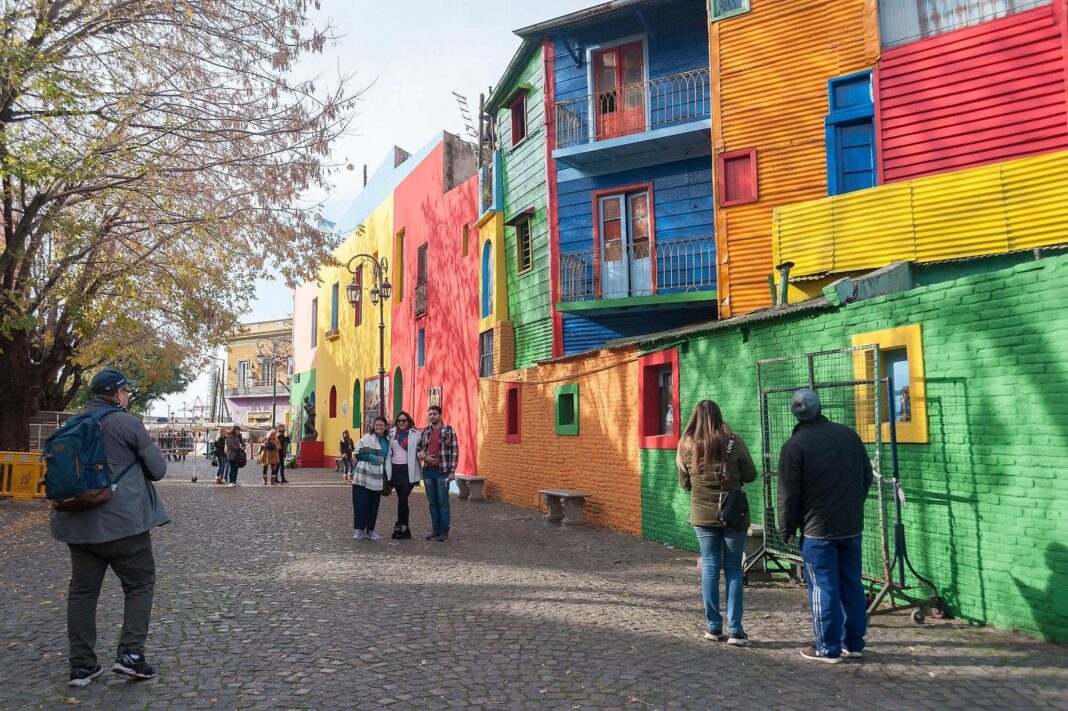Vista de Caminito, La Boca, con pasaje colorido y conventillos