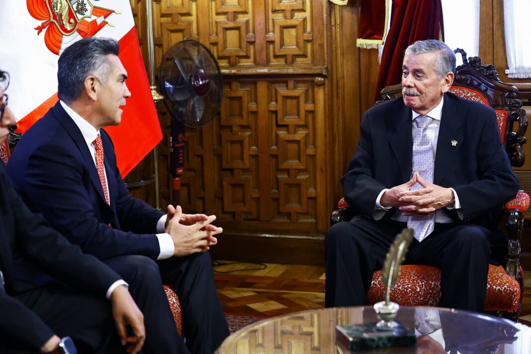 Fernando Rospigliosi y Alejandro Moreno reunidos en el Parlamento peruano
