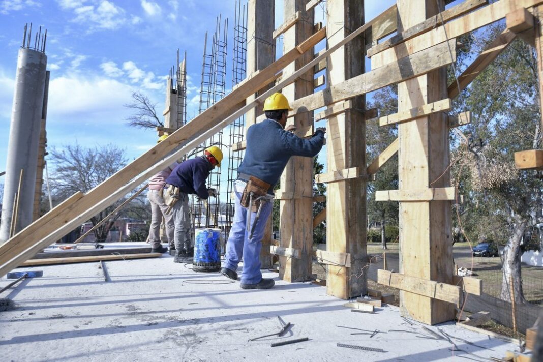 Obreros en una obra de construcción en Buenos Aires