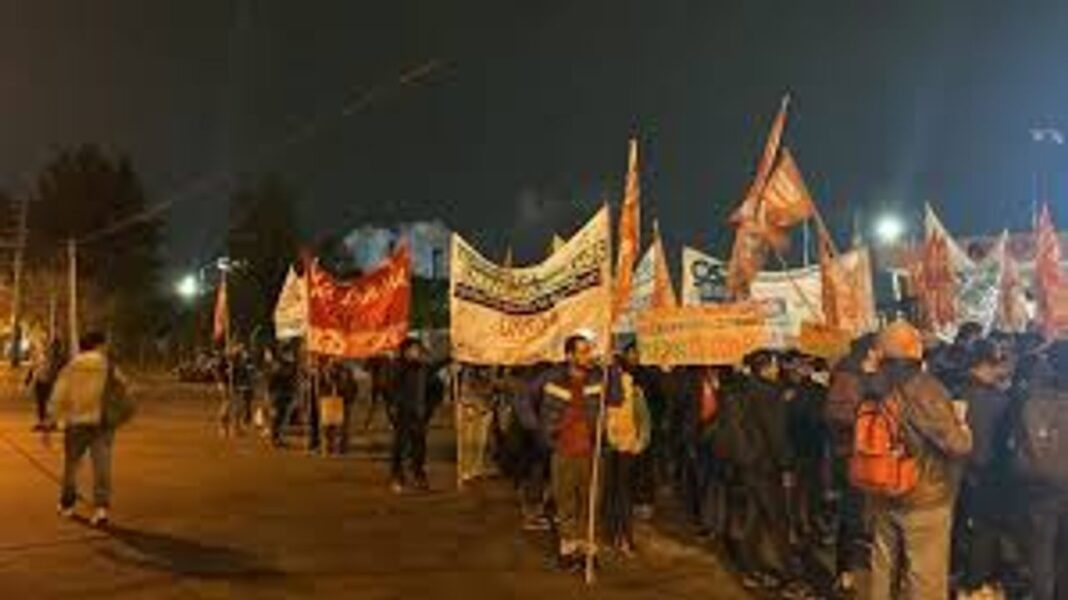 Manifestantes cortando la autopista Panamericana a la altura de Tigre