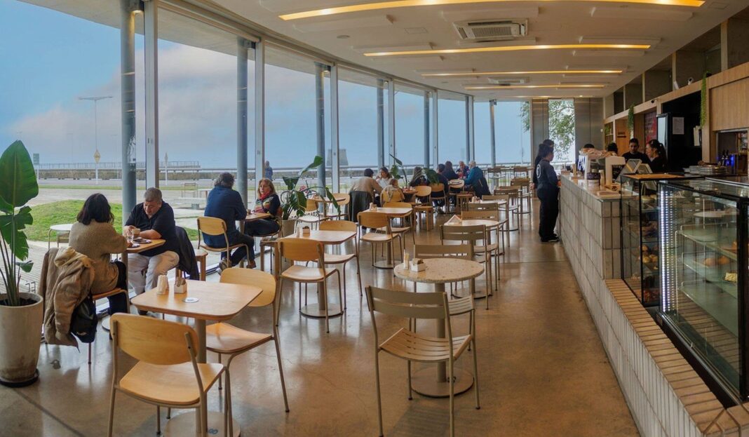 Vista de la Costanera Norte con restaurantes y espacios verdes
