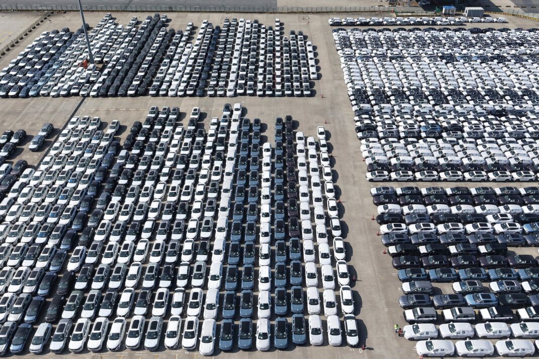 Autos 0 km importados en concesionaria argentina
