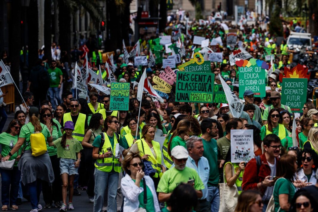 Manifestación de docentes con pancartas en una calle