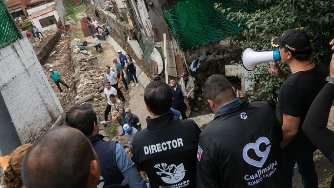 Personal de limpieza retira granizo y residuos en calles de Cuajimalpa tras granizada