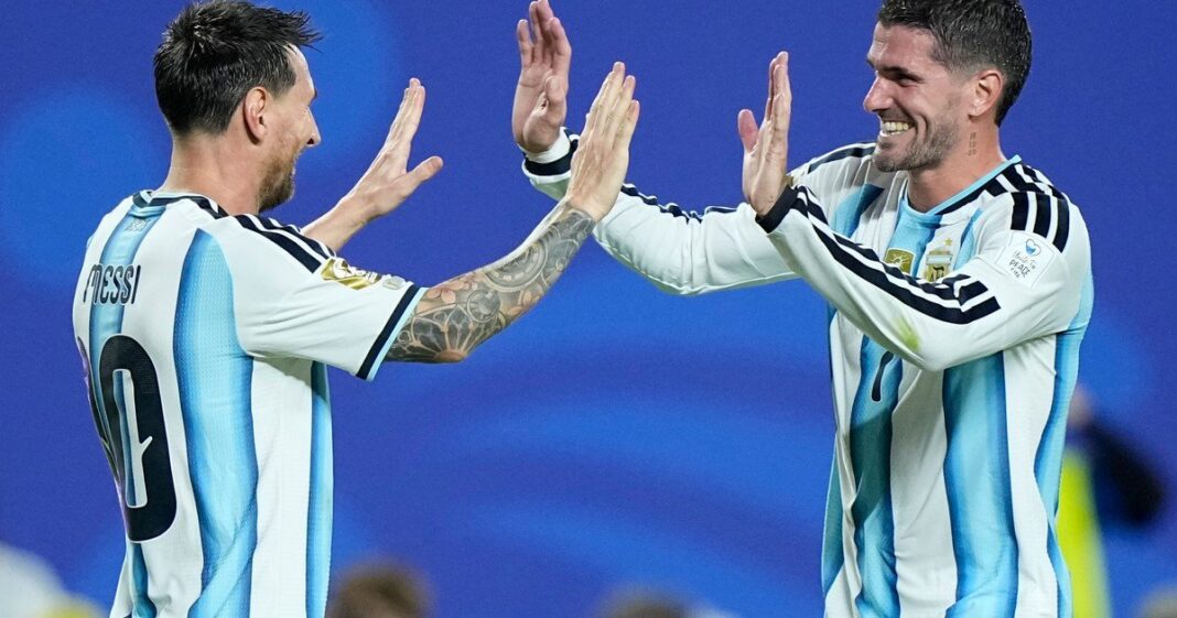 Rodrigo De Paul y Lionel Messi durante un partido de la selección argentina