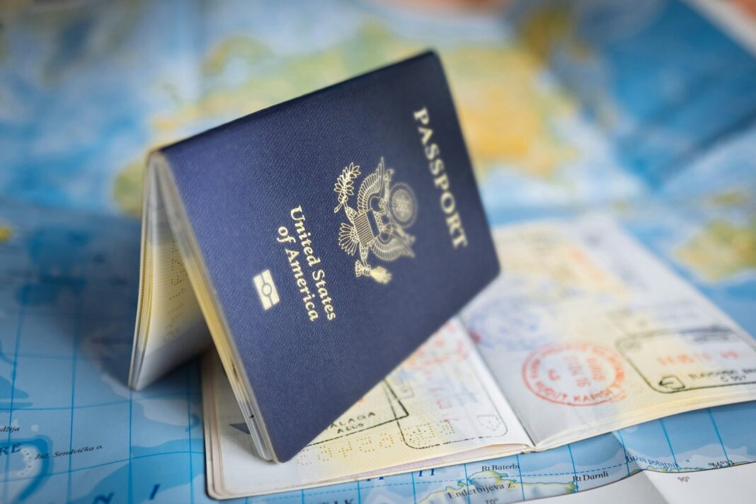 Pasaporte estadounidense abierto con páginas en blanco