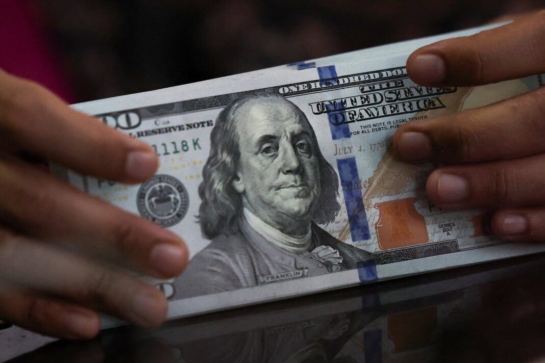 Gráfico de barras que muestra el crecimiento de depósitos en dólares en bancos argentinos hasta alcanzar un récord de 40.000 millones de dólares