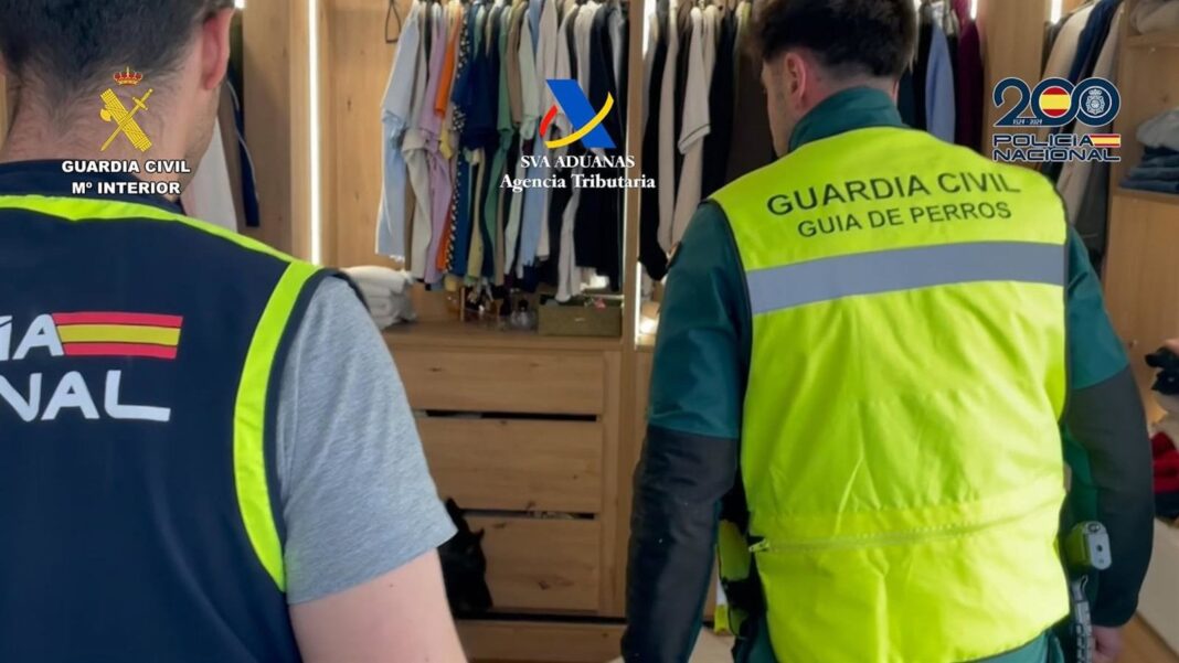 Vehículo con doble fondo intervenido en operación Sarcina-Orange
