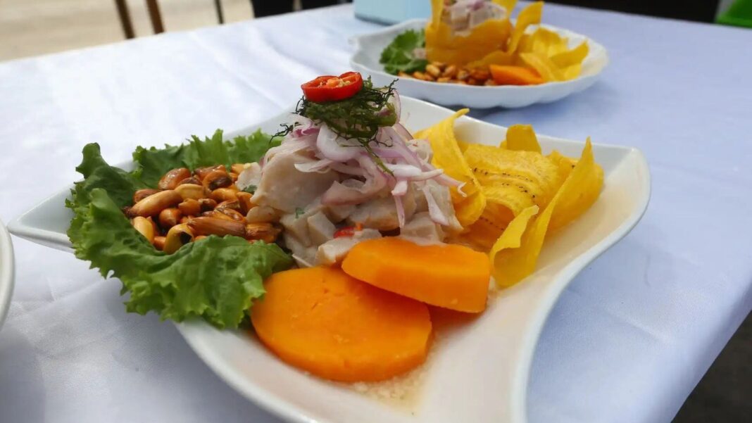 Plato de ceviche peruano con limón y ají