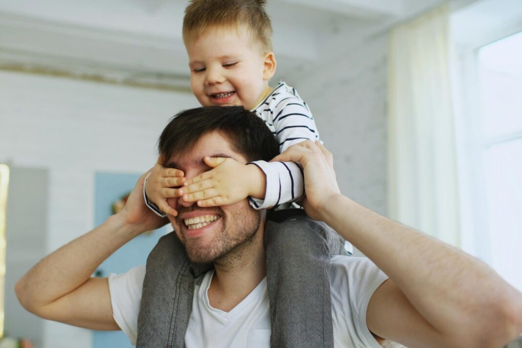 Padre e hijo celebrando el Día del Padre