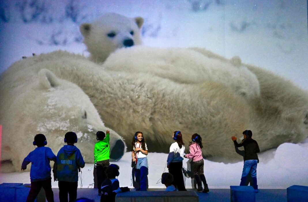 Niños observando instalación interactiva en la muestra Experiencia Polar en Oberhausen, Alemania