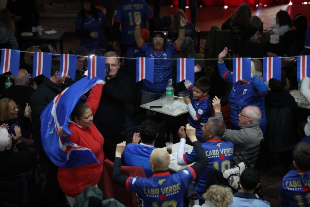 Personas reunidas en Dock Sud viendo el partido de Cabo Verde en un Mundial