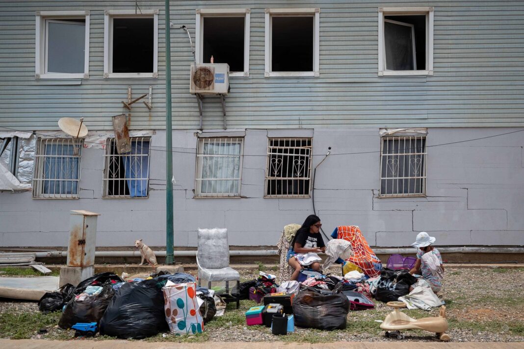 Campamento improvisado de damnificados en estacionamiento de farmacia en Catia La Mar, La Guaira