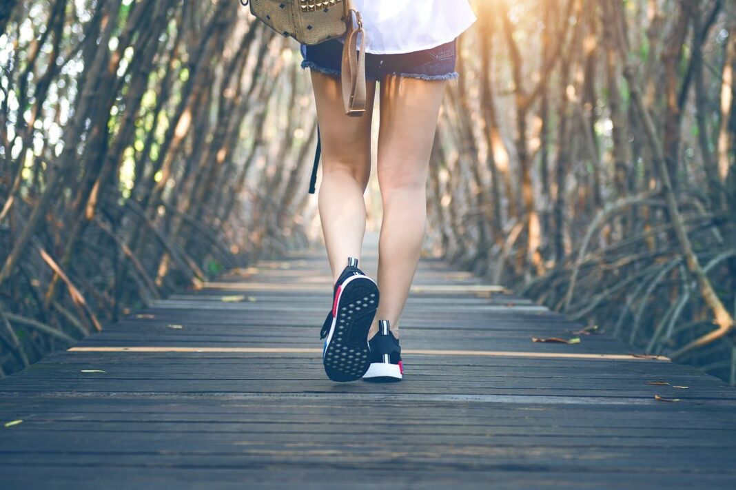 Persona caminando al aire libre en un sendero