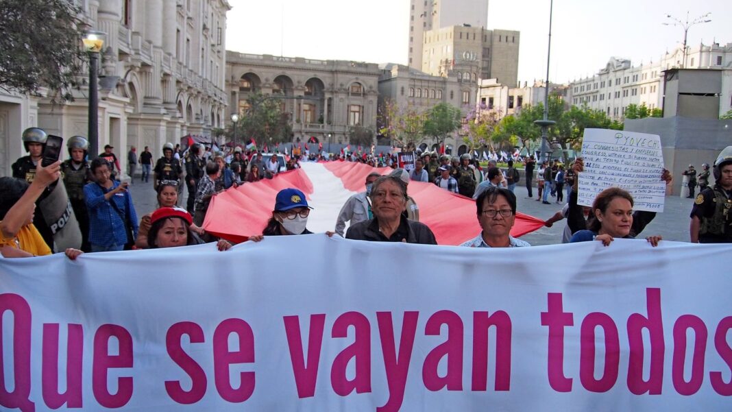 Urnas electorales en Perú durante las elecciones de 2026