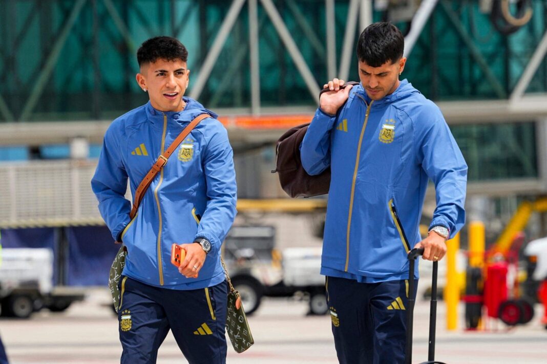 Exequiel Palacios brindando con su familia antes de viajar al Mundial