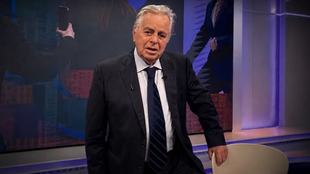 Roberto García, analista político y económico, en un estudio de televisión