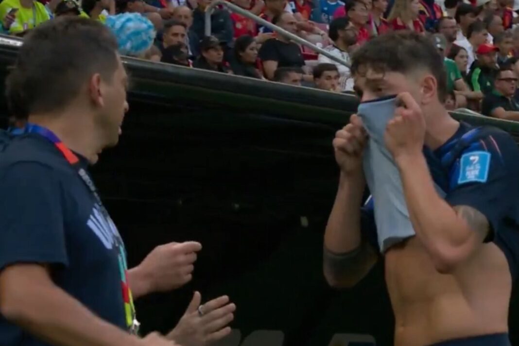 Federico Valverde sale del campo de juego tras ser reemplazado por Marcelo Bielsa en partido Uruguay vs España Mundial 2026