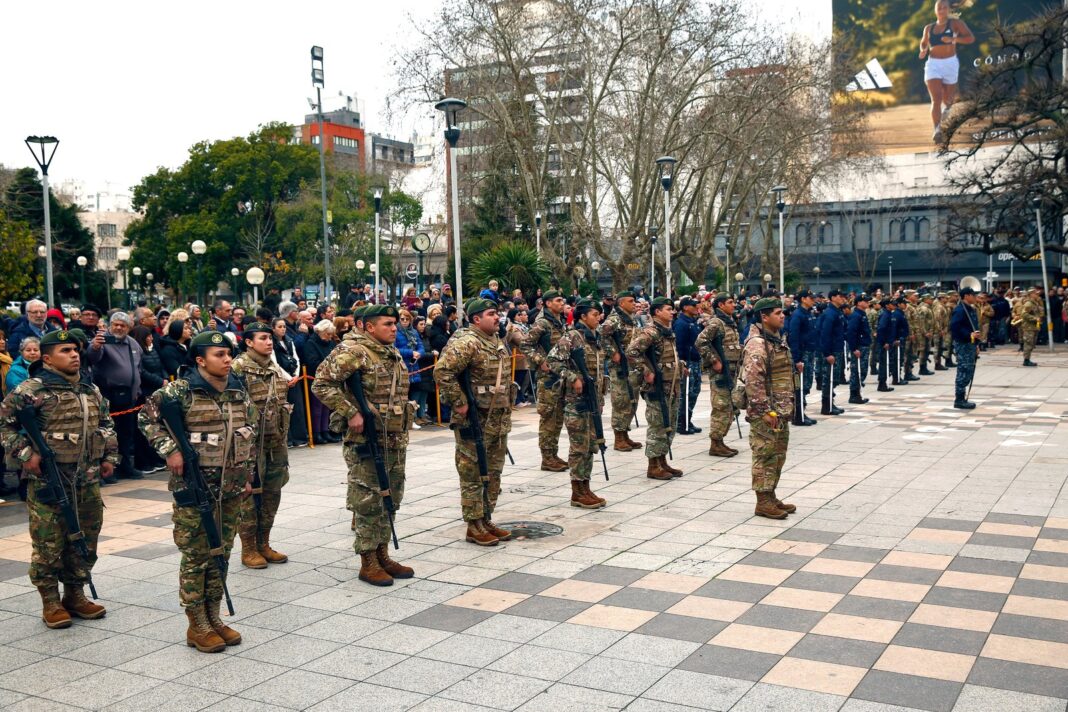 Militares en formación durante un acto oficial en Argentina