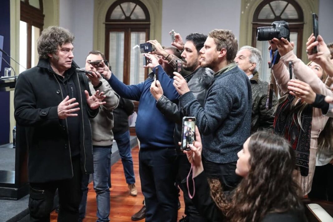 Periódicos y micrófonos en una conferencia de prensa