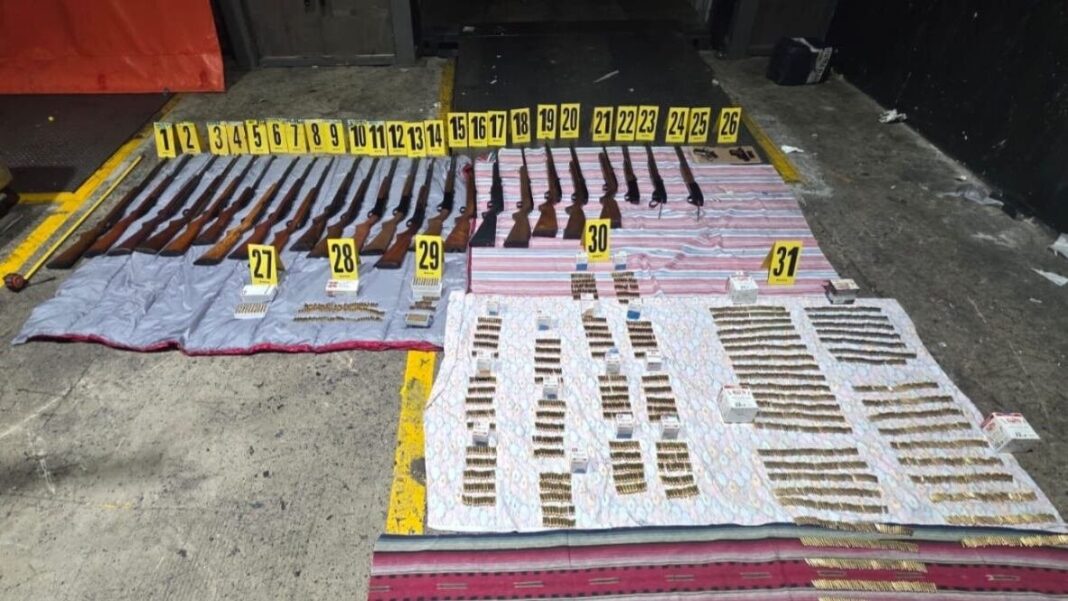 Cargamento de rifles y pistolas decomisado por la Policía Nacional Civil de Guatemala en Santo Tomás de Castilla