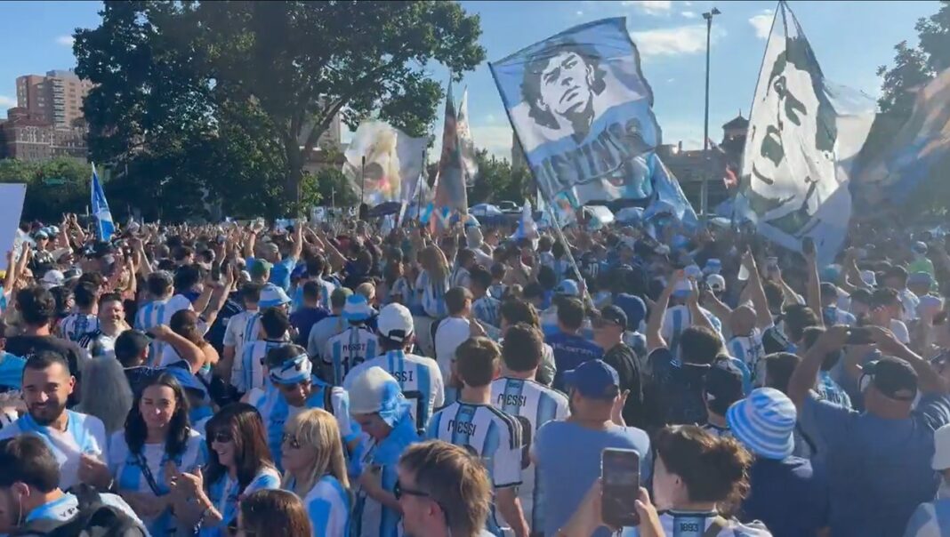 Hinchas argentinos con banderas y camisetas en Kansas City antes del partido contra Argelia