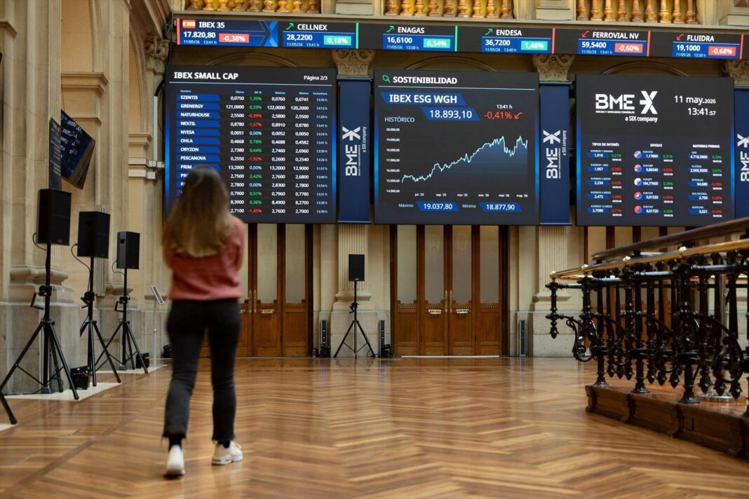 Gráfico del Ibex 35 en pantalla mostrando subida