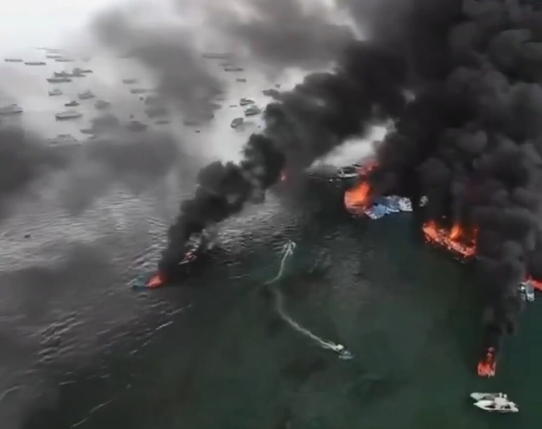 Incendio en embarcaciones en el puerto de Manta, Ecuador