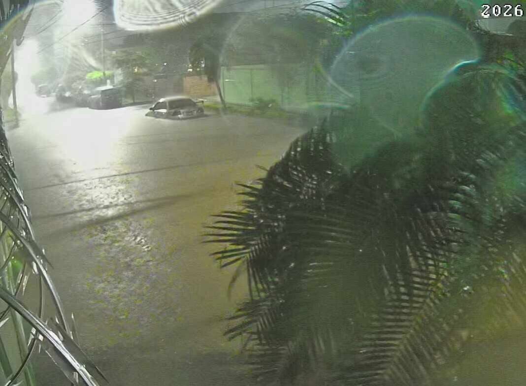 Calles anegadas en Santa Ana, El Salvador, tras fuertes lluvias