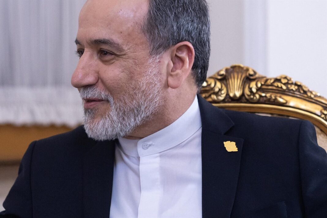 Ministro de Exteriores de Irán, Abbas Araqchi, durante un anuncio oficial