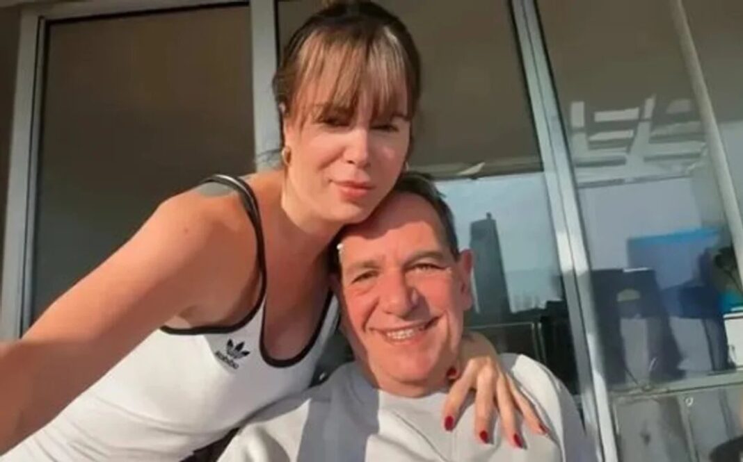 José Alperovich y Marianela Mirra saliendo de un domicilio con custodia policial